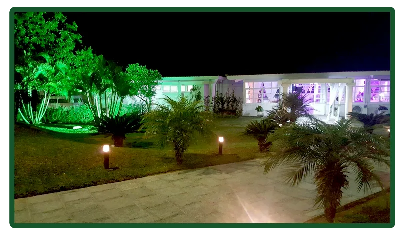 Fachada do espaço de eventos iluminada à noite